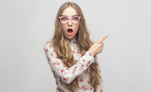 surpresa, mulher, retrato, chocada, admirada, emoção, apontando, gesto, expressão facial, garota, boca aberta, caucasiana, surpresa, surpresa, chocada, chocada, chocada, chocada, chocada, admirada